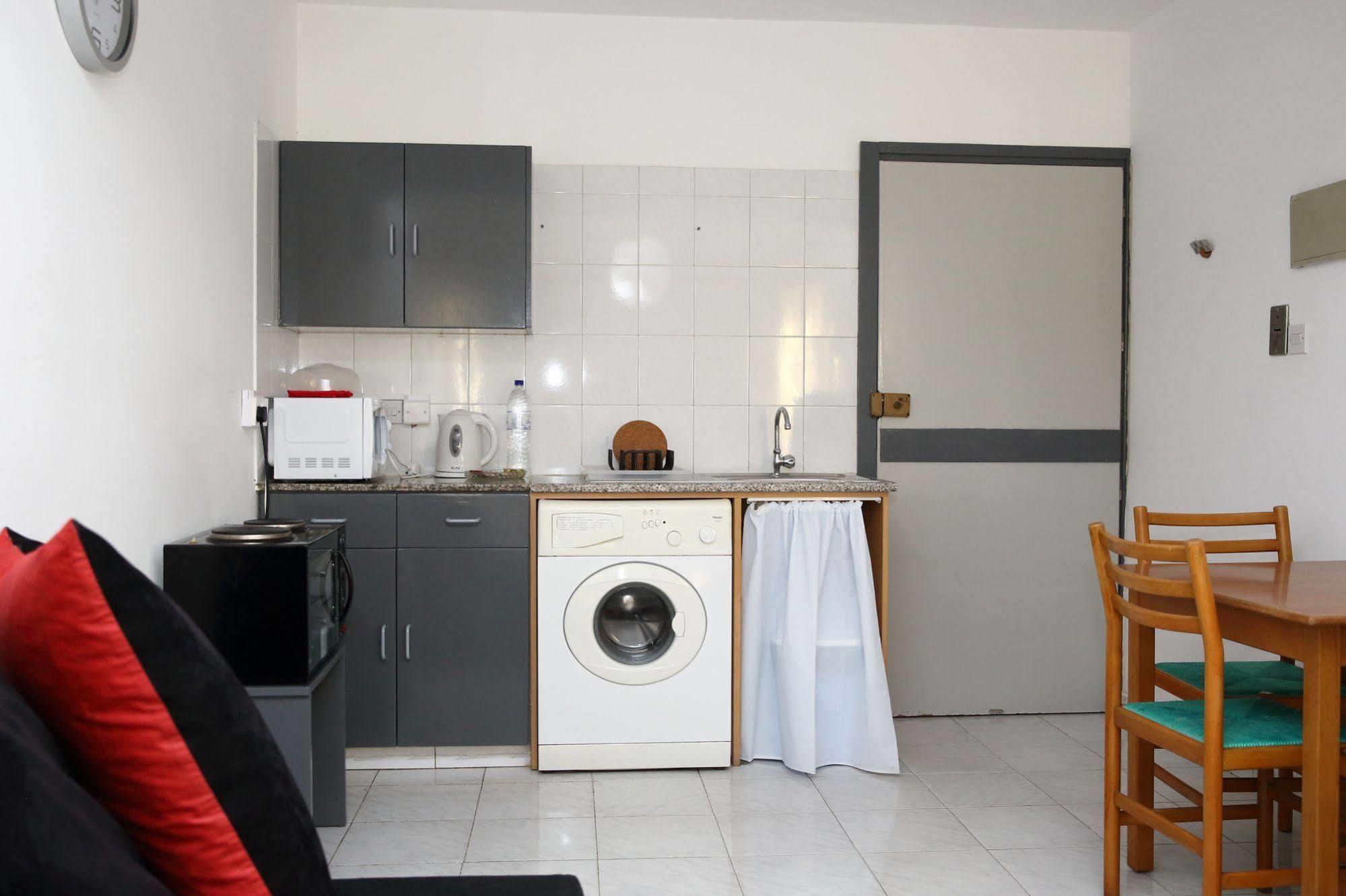 Alora Apartments Larnaca Buitenkant foto