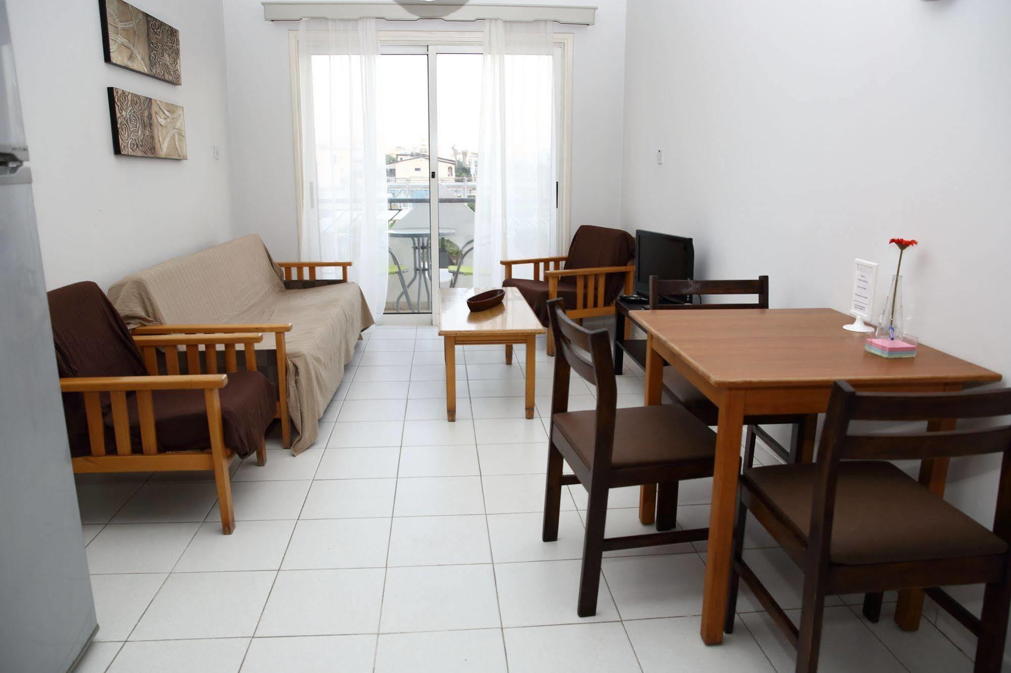 Alora Apartments Larnaca Buitenkant foto